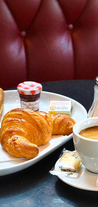 Formule petit déjeuner (Boisson chaude, pain beurre confiture, croissant, orange pressée)